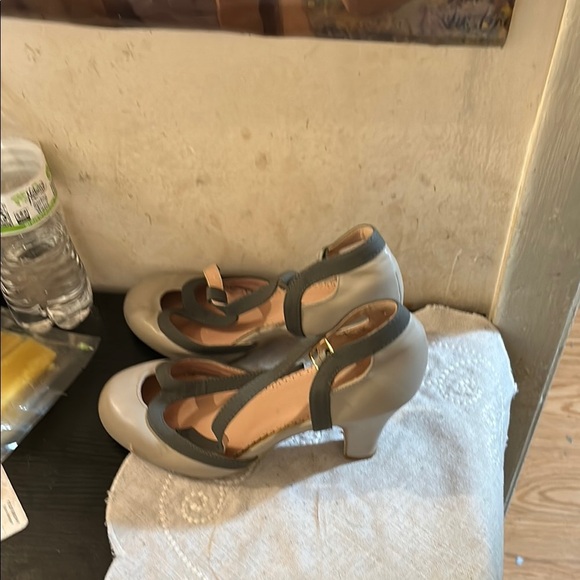 Elegant Gray and Cream Women's Heels - Picture 4 of 6